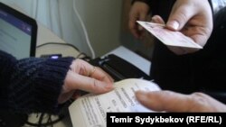 Кыргызстандын президентин шайлоо учурунан бир көрүнүш. Октябрь, 2017-жыл.