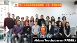 Максат Муктаров шакирттери менен.