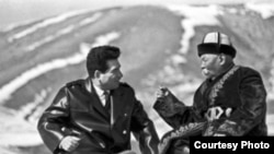 Чыңгыз Айтматов менен Саякбай Каралаев.