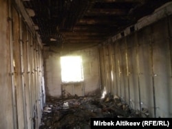 Геологдордун өрттөлгөн жатаканасынын ички көрүнүшү.