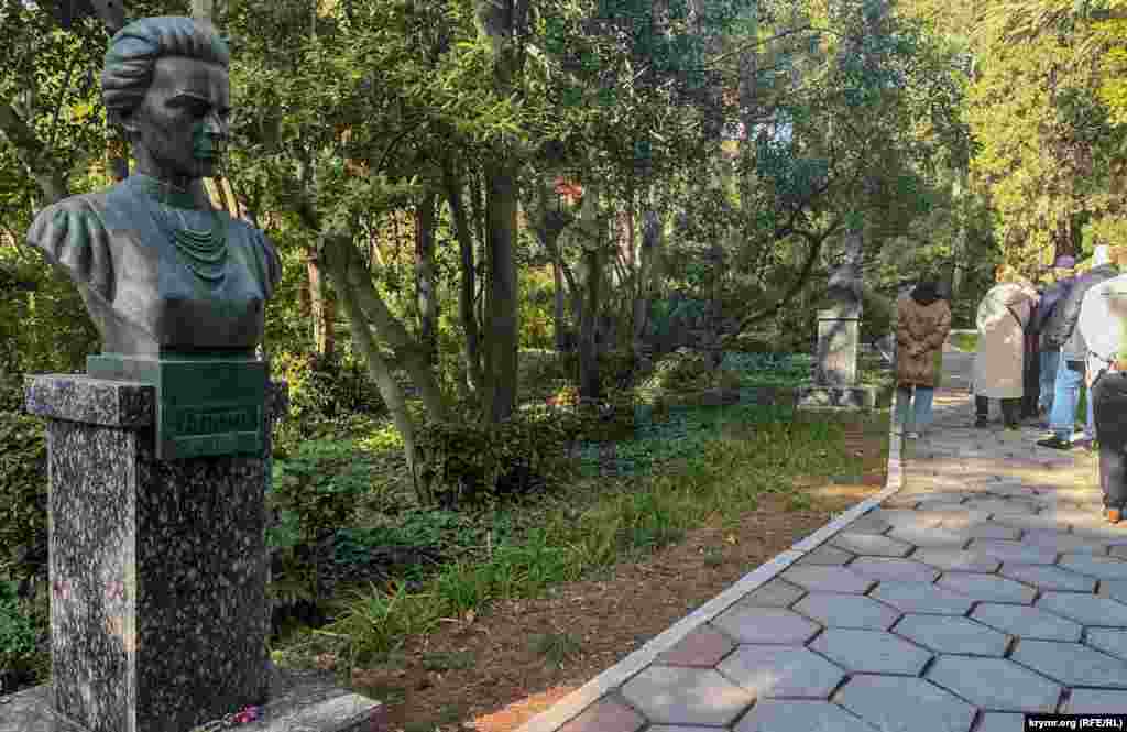 Parknıñ Şairler alleyasında Ukrayin şairesi Lesâ Ukrayınkanıñ büstü. Ukrayınka 1889 senesi Gurzufqa kelgen edi, o vaqıt yerli şifacı Paraska Boguşta tedaviylengen edi