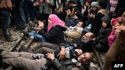 پناهجویان سوری و عراقی در نزدیکی مرز یونان و مقدونیه.