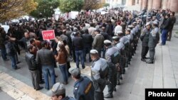 Կենսաթոշակային պարտադիր կուտակային համակարգի դեմ բողոքի ցույց կառավարության շենքի դիմաց, Երևան, 21-ը նոյեմբերի, 2013թ․