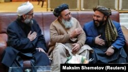 Москвадагы сүйлөшүүгө катышкан “Талибан” кыймылынын өкүлдөрү.  