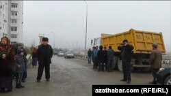 Protestçileri surata alyp duran bir resmi. 30-njy noýabr, 2014 ý.