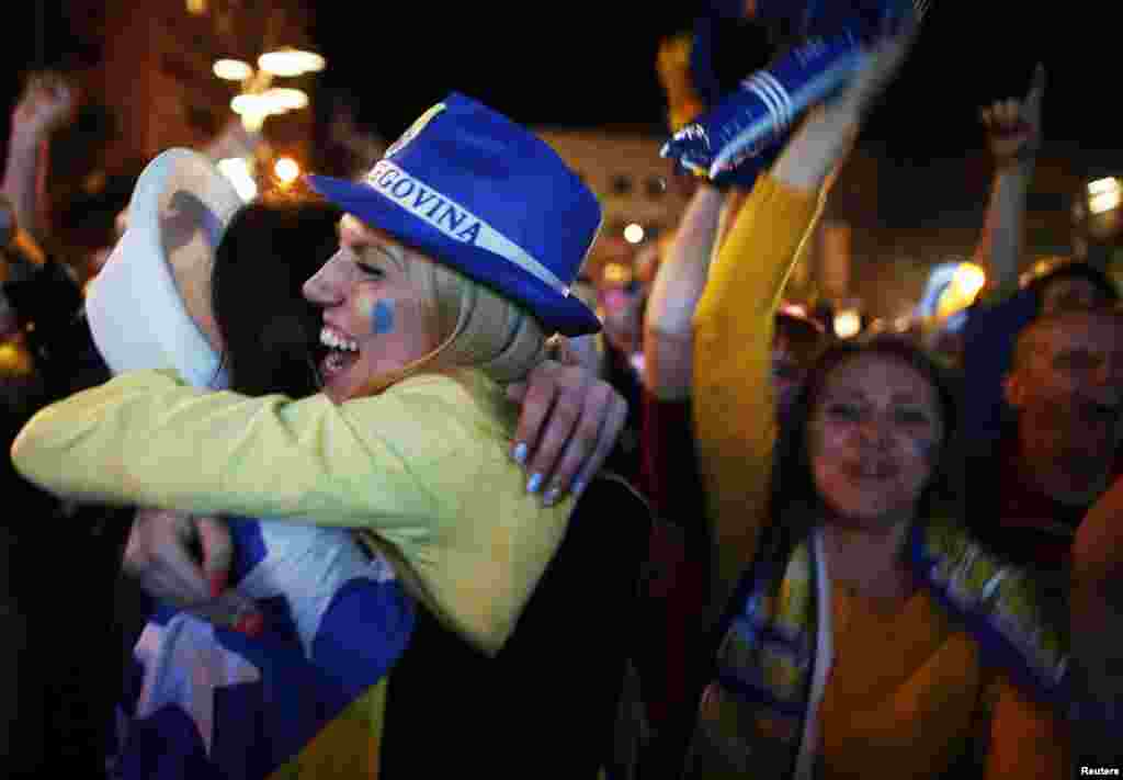 Мухлисони тими Босния голи ин тимро бар дастаи Аргентина истиқбол доранд.