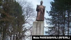 До грузино-осетинского вооруженного конфликта в начале девяностых в Кахетии проживало множество осетин, а родной язык изучался во всех сельских школах. Теперь все иначе