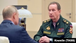 ولادیمیر پوتین (سمت چپ) در دیدار با ویکتور زولوتوف، رئیس گارد ملی. ماه مه ۲۰۲۰