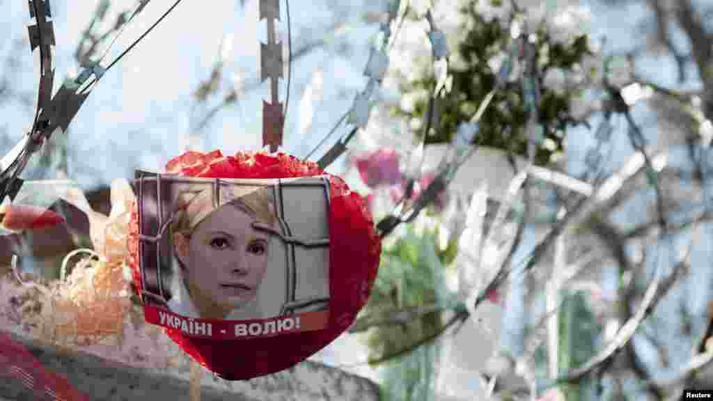 Плакат з написом &nbsp;&quot;Україні - Волю!&quot; біля в&#39;язниці у Харкові, де Юлія Тимошенко відбуває покарання.