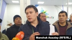 Жанболат Мамай (в центре), глава инициативной группы по созданию оппозиционной Демократической партии.