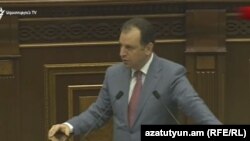 Министр обороны Армении Виген Саргсян с трибуны парламента представляет проект закона «О воинской повинности», Ереван, 25 октября 2017 г. 