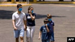  يک خانواده مکزيکی برای تردد خارج از خانه به صورت خود ماسک محافظ زده‌اند، يکشنبه ۶ ارديبهشت ۱۳۸۸ 