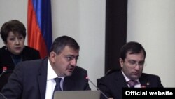 Министр финансов Ваче Габриелян (слева)