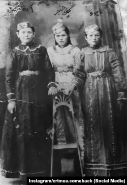 Родичі Лії у 1910-х роках. Вони родом із уже зниклого села Карангіт у Джанкойському районі Криму