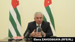 На вопрос о том, что в октябре оппозиция планирует провести протестные митинги с требованием его досрочной отставки, Хаджимба ответил, что к этим разговорам он относится спокойно