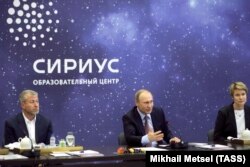 آبراموویچ (چپ) در کنار ولادیمیر پوتین در جریان دیداری با فعالان اقتصادی روسیه در ژوئیه ۲۰۱۶