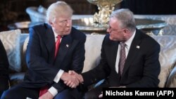 Президент США Дональд Трамп и спецпредставитель по Украине Киту Келлогг. Архивное фото