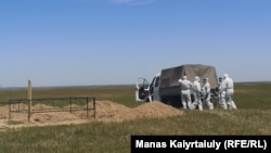 Алматынын чекесиндеги COVID-19дан кайтыш болгондордун сөөгү коюлган көрүстөн, 25-май 2020-жыл.