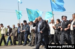 Кримські татари на пункті пропуску «Турецький вал». Попереду колони голова Меджлісу Рефат Чубаров, , 3 травня 2014 року