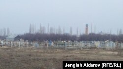 Кыргызстандагы бейиттердин бири.  Баткенде тартылган сүрөт. 