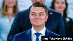 Спікер парламенту Дмитро Разумков сьогодні повідомив, що представники владної фракції «Слуга народу» розпочали процедуру його відкликання з посади