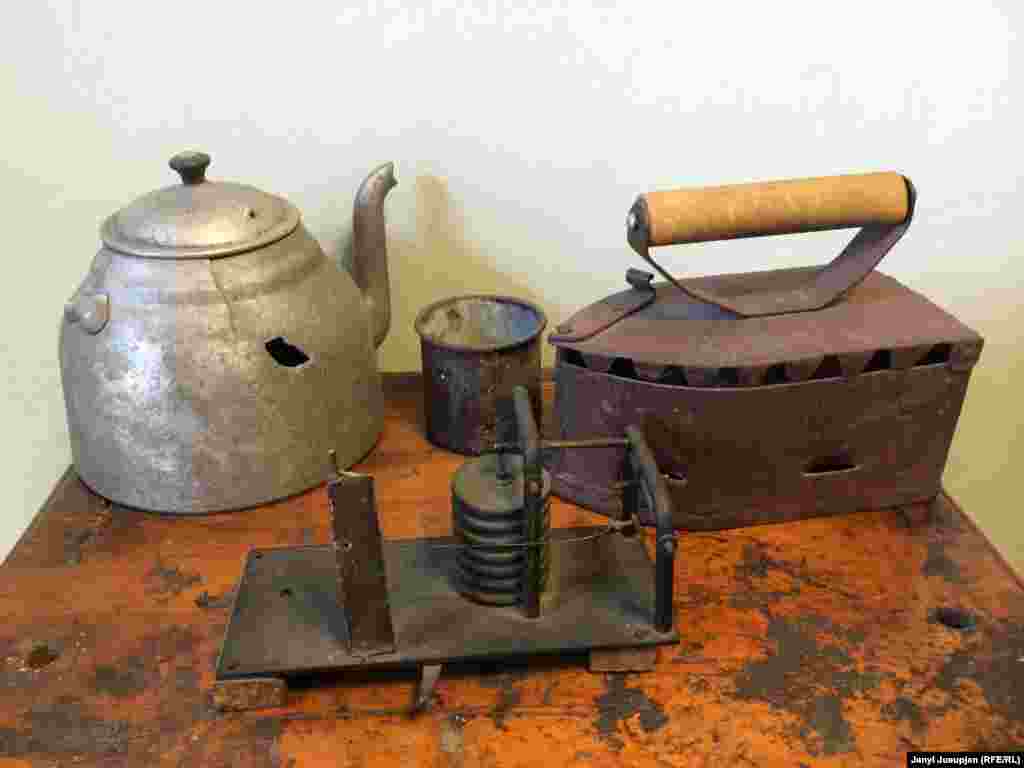 Сүрөттө: Айыпкерлерге тийешелүү болгон буюм-тайымдар, Певек музейи. Колыма лагерлери 1954-жылы эркин жумушчу күчүнө өткөн. 1956-жылы Хрущев жалпы мунапыс жарыялап, айыпкерлердин көбүн бошоткон.