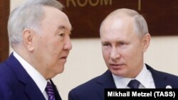 Бывший президент Казахстана Нурсултан Назарбаев (слева) и президент России Владимир Путин.