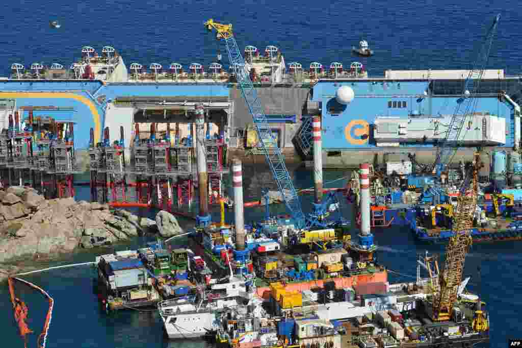 В Італії розпочалася операція підняття круїзного судна Costa Concordia, яке зазнало катастрофи минулого року. Це найбільша і найдорожча операція з підйому суден в історії. Острів Джильйо, 16 вересня 2031 року