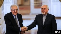 اخضر ابراهیمی٬ نماینده سازمان ملل و اتحادیه عرب برای حل بحران سوریه در سفر ماه گذشته‌اش به تهران٬ بر ضرورت حضور مقام‌های ایرانی در کنفرانس سوریه تاکید کرد.