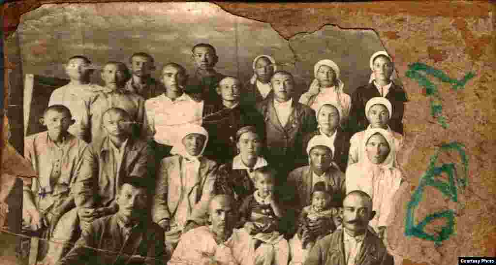 Бул биз Сокулукка келип, таякелеримдикинде жашап жатканда түшкөн сүрөт.&nbsp; Биринчи катарда ортодо Сүймөнбай Кудаке уулу. Экинчи катарда солдон: Дүйшөн Кудаке уулу, андан кийин Ыйманбек Табалды уулу, ортодогу кемпир таянем Батма, андан кийин апам Айнаш, анын колундагы эжем Алайкүл.&nbsp; Үчүнчү катарда солдон: төртүнчү Жышаан Кудаке уулу. Сүрөттүн оң жак тарабындагы келиндер таякелеримдин аялдары. Таякелеримдин бири согушка кетип жатканда түшүшкөн сүрөт. 1942-43-жылдар болсо керек