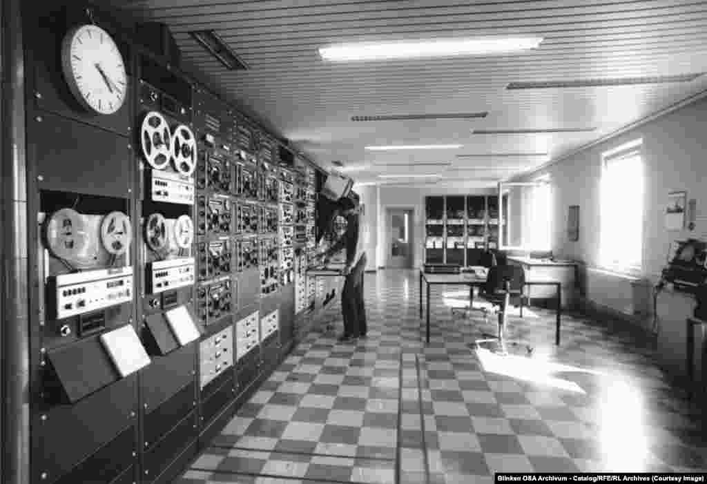 Маніторынгавая станцыя ў Мюнхэне, дзе супрацоўнікі радыё запісвалі і праглядалі перадачы з камуністычных краін.Радыё Свабодная Эўропа і Радыё Свабода аб’ядналіся ў 1976 годзе, утварыўшы РСЭ/РС (RFE/RL).