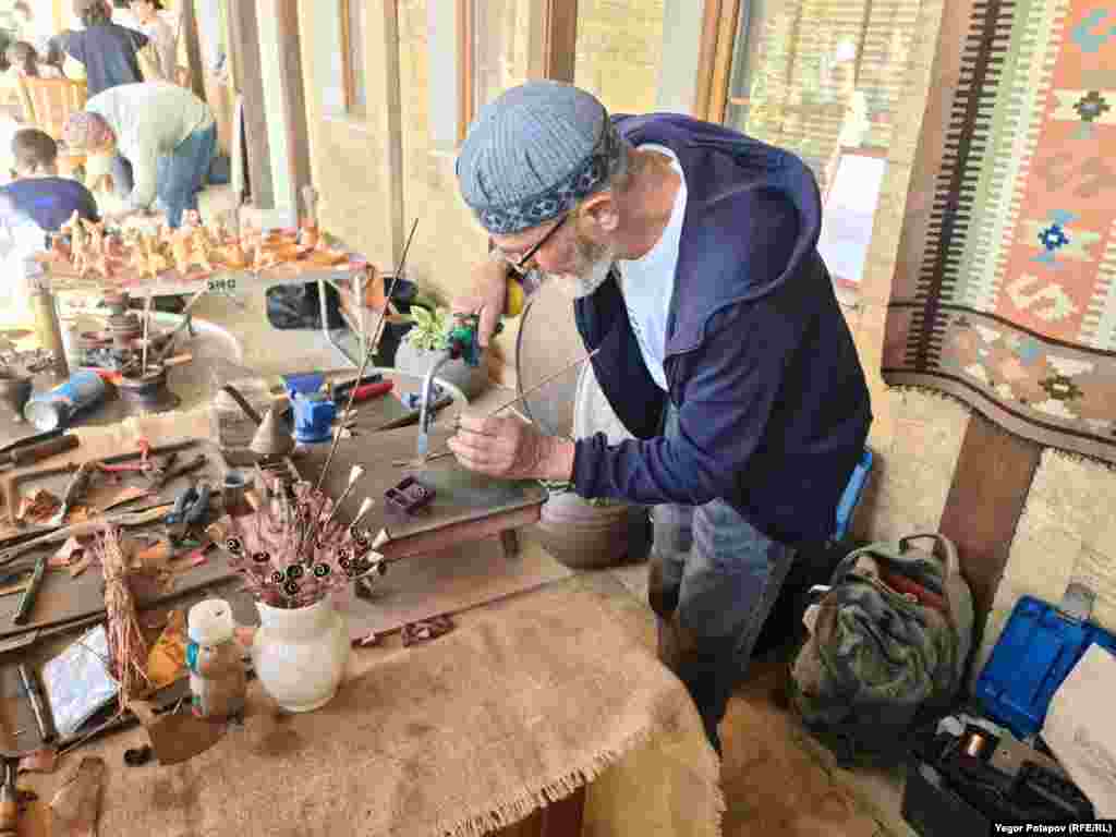 Ustazlar musafirler ögünde qırımtatar ananeviy turmuşınıñ yañı şeylerini yaptı