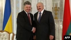 Прэзыдэнт Украіны Пятро Парашэнка (зьлева) і прэзыдэнт Беларусі Аляксандар Лукашэнка, архіўнае фота