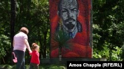 Сохранившееся панно Ленина в одном из абхазских санаториев. 2016 г.