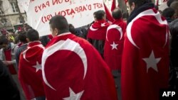 Демонстрация перед зданием французского парламента