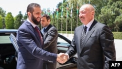 الهام علی‌اف، رئیس جمهور آذربایجان (راست) در حال استقبال از احمد الشرع، رئیس‌جمهور موقت سوریه، ۲۱ تیر
