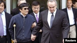 Китайський дисидент Чень Ґуанчен (ліворуч), Пекін, 2 травня 2012 року