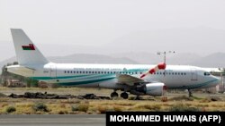 هواپیمای عمانی که روز شنبه برای انتقال مجروحان به صنعا رفته بود، دو شهروند آمریکایی را نیز پس از آزادی به مسقط بازگرداند.