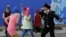 Казак с нагайкой нападает на участниц группы Pussy Riot в Сочи, 2014