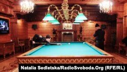 Службовці внутрішніх військ МВС грають в більярд у президентській «Хонці»