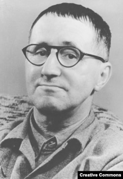 Alman şairi və dramaturqu Bertold Brecht