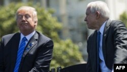 جف سشنز (راست) دادستان کل آمریکا و دونالد ترامپ، رییس‌جمهوری.