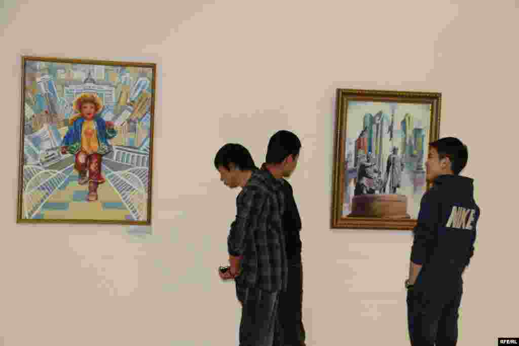 &laquo;Бәйтерек&raquo; және &laquo;Керей - Жәнібек&raquo; атты суреттердің алдында тұрған жастар.