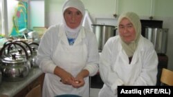 Пешекчеләр Нәкыйбә Әхмәтханова һәм Мәгъсүмә Касимова