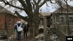 Спостерігачі ОБСЄ спілкуються з мешканкою Широкина, 16 квітня 2015 року