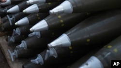 В сообщении упоминается завод Krušik, который, как утверждается, продал чешской компании «Поличске строирни» несколько крупных партий комплектов для сборки ракет