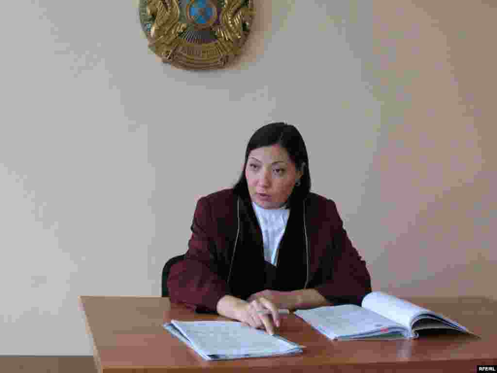 Венера Тохтарбаева, судья по делу предпринимателя Валерия Алефиренко против газеты «Алма-Ата Инфо».  - 16 марта 2009 года судья Медеуского районнного суда Венера Тохтарбаева вынесла решение о том, что вместо предъявленных ранее истцом журналисту и газете «Алма-Ата Инфо» 100 миллионов тенге, ответчик должен заплатить предпринимателю штраф в размере 150 тысяч тенге (около 1 тысячи долларов), и опубликовать опровержение сведений, изложенных в статье «Финполиция помогает делать деньги из воздуха».