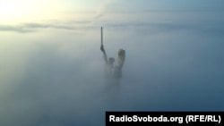 Обсерваторія повідомляє, що осінній туман дійсно може сприяти накопиченню забруднюючих речовин в повітрі, але спростовує інформацію про високий рівень забруднення (на фото – туман в Києві, листопад 2018 року)