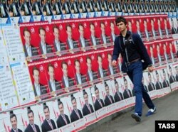 Передвиборні плакати кандидатів у президенти на одній з вулиць Тбілісі, 25 жовтня 2013 року