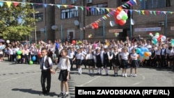 В 1-й средней школе города Гал на торжественную линейку на спортивной площадке собралось более пятисот школьников